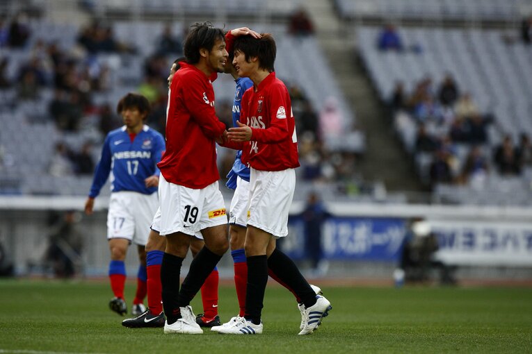 原口元気を労う高原直泰（2009年）　©︎Tamon Matsuzono