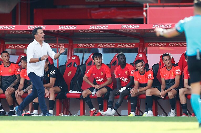 「クボ、ユニフォームちょうだい！」久保建英の“ティキタカ”は地元の子供、タクシー運転手にも人気… ビジャレアル相手に見せた敬意とは〈激写〉(40)