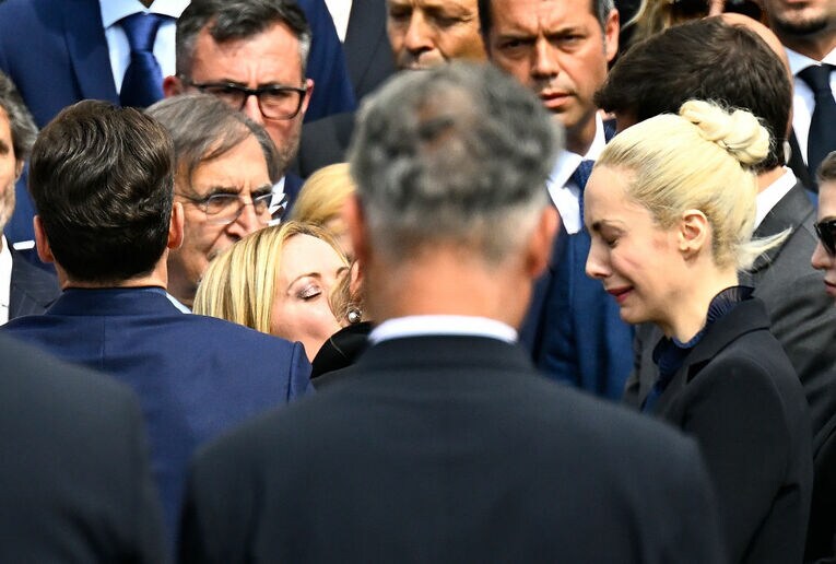 ベルルスコーニ氏の葬儀で涙する内縁の妻（全5枚中の2枚）　©Getty Images