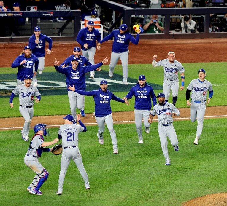 ワールドシリーズ制覇の瞬間、ベンチを飛び出しマウンドへと駆け寄る選手たち　©JIJI PRESS