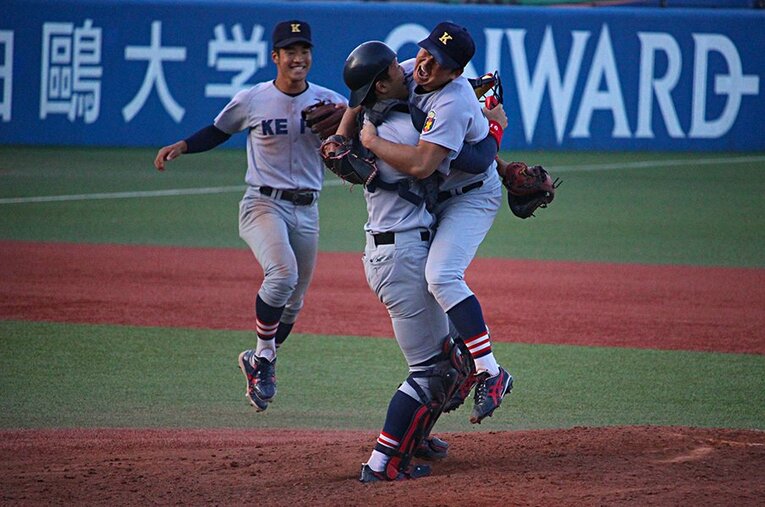 捕手・郡司裕也（中日4位）と抱き合う高橋佑樹。大好きな神宮のマウンドで日本一に輝いた。 ／ photograph by Yu Takagi