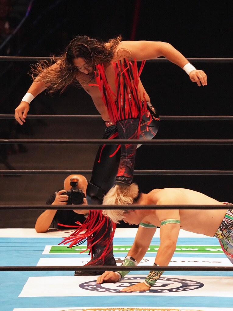 清宮海斗の頭部にキックを見舞う辻陽太