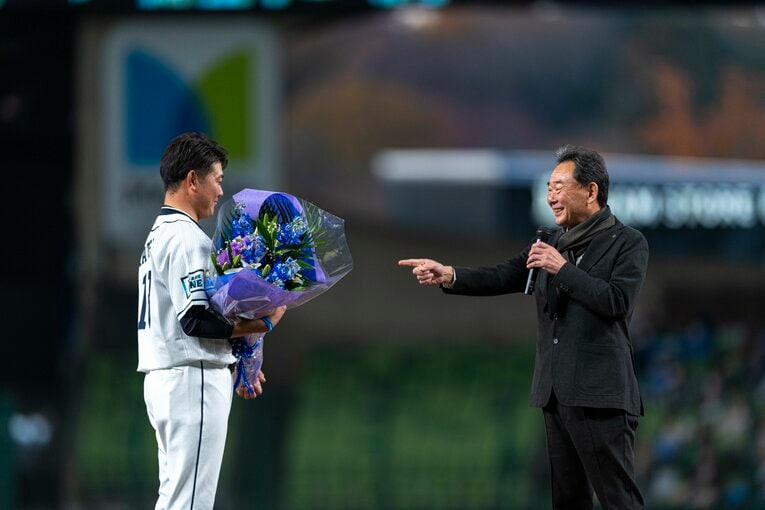 引退セレモニーでの松坂と東尾。松坂は「ルーキー時代に戻ったよう」と感慨深げ　©Takuya Sugiyama