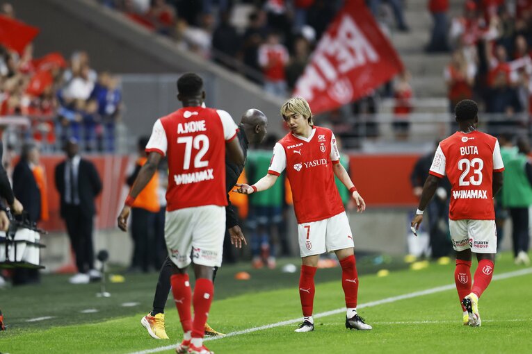 「地獄です」伊東純也も中村敬斗もボウ然の降格…激怒サポがシート投げ込み「中村には引き抜き報道」日本代表戦前に残酷なリアル(13)