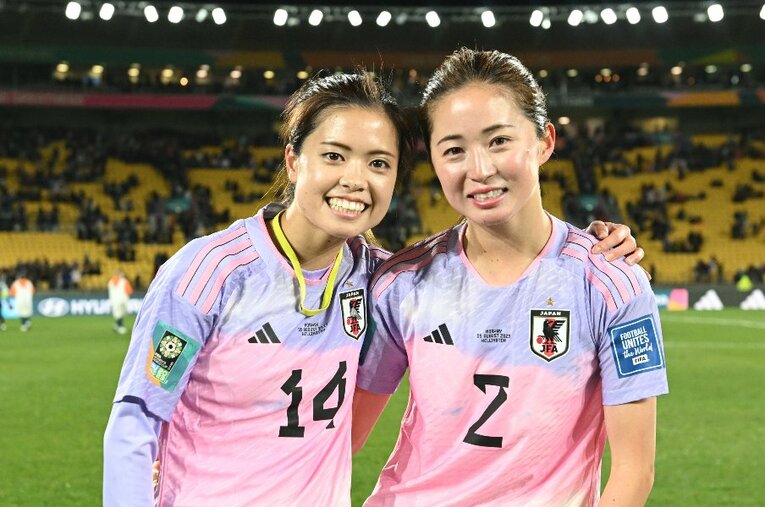 W杯ベスト16でノルウェーを3－1で破り、試合後に笑顔を見せた長谷川唯と清水梨紗 ／ photograph by AFLO