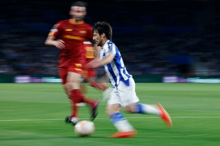 久保建英がELで味わった「先発落ち→敗退」での怒り・悲しみを撮った「タケ！と不調ソシエダサポが期待したが…」〈代表合流前にゴール〉(25)