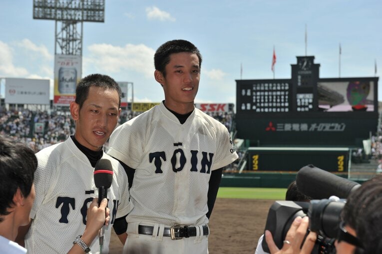 水本弦（左）とインタビューに答える藤浪　©︎Hideki Sugiyama