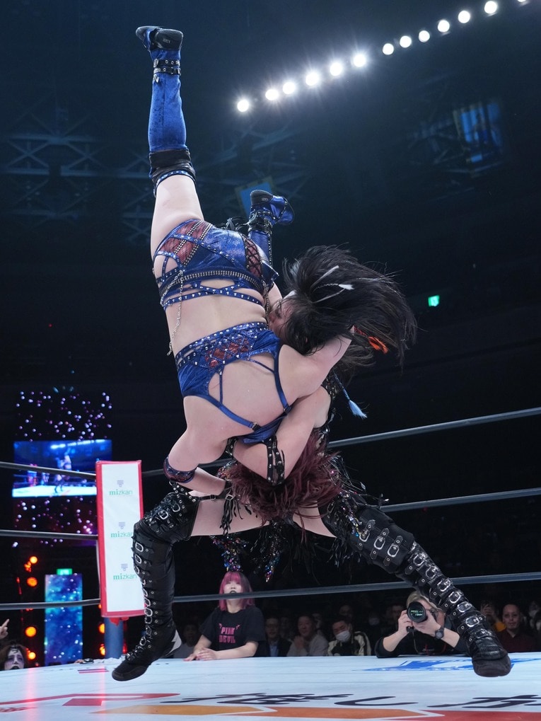 フィニッシュとなった上谷沙弥のスタークラッシャー　©Essei Hara