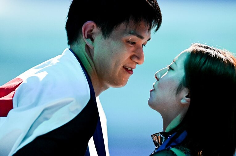 年間グランドスラムを達成した2024年世界選手権での三浦璃来と木原龍一 ／ photograph by AFLO