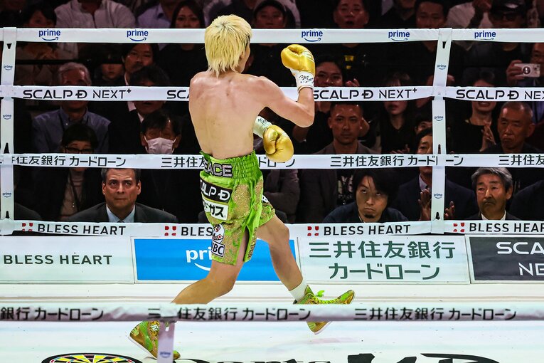 初回を終えて派手なパフォーマンスを見せる那須川天心　©Susumu Nagao