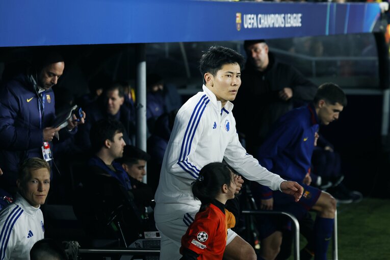 日本代表22歳DFがCLバルサ戦で「ボランチなの!?」「レバンドフスキに頭1つ飛び出て空中戦勝利」超ポリバレントな鈴木淳之介にカメラマン驚き(6)