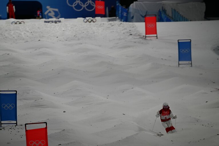 マイナス20度前後という低気温のなか、人工雪のコースを滑り降りる女子モーグルの川村あんり　©Naoya Sanuki/JMPA
