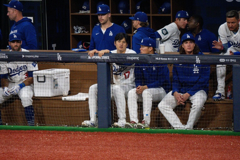 山本にいろいろなことを伝えている大谷　©Nanae Suzuki