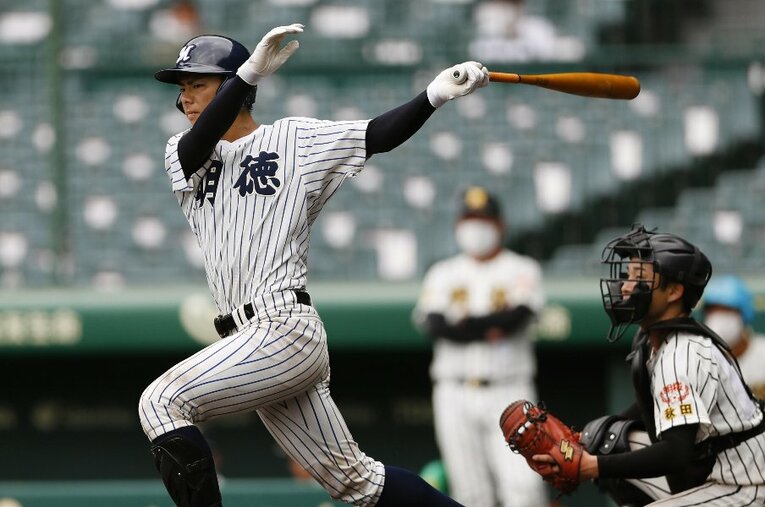 8-2で明桜（秋田）を破った明徳義塾（高知）。写真は9回オモテ明徳義塾、4番加藤の適時二塁打のシーン ／ photograph by KYODO