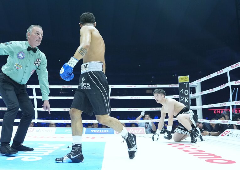 すぐには立ち上がらず、膝をついて冷静に回復をはかる井上尚弥　©Naoki Fukuda