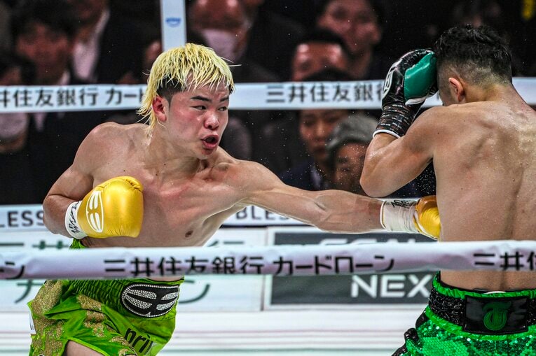 ボディストレートを放つ那須川天心　©Takuya Sugiyama