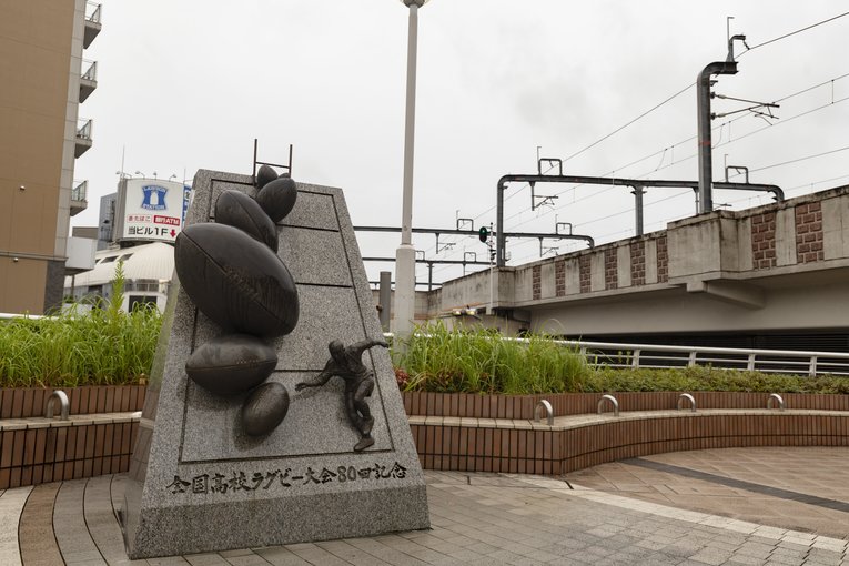 再び豊中駅に戻って見つけた「全国高校ラグビー大会80回記念」のオブジェ