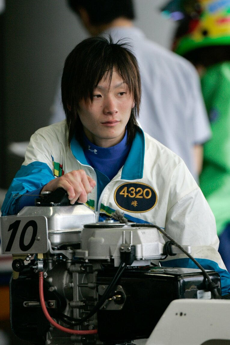 負けん気の強さを感じさせる22歳の峰　©日本モーターボート競走会