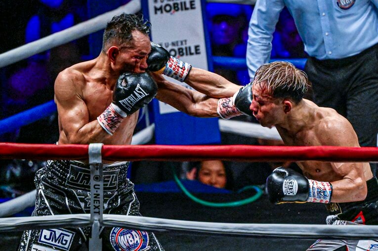 堤聖也の右とドネアの左が交錯した瞬間　©Takuya Sugiyama