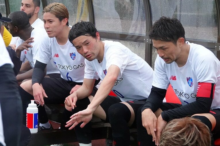 京都との練習試合、ベンチ内で意見交換する（右から）森重真人、東慶悟や小川諒也ら。ポジショナルプレーへの挑戦は、1つずつ積み重ねていくことが肝要だ ／ photograph by F.C.TOKYO