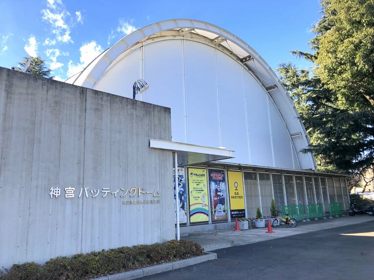さまざまな投手と対戦できる「神宮外苑バッティングドーム」photograph by Kenichiro Tazawa