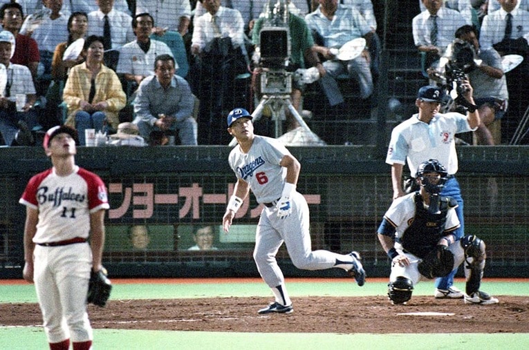 平和台球場で行われた1990年プロ野球オールスター第2戦。落合博満（中日）が野茂英雄（近鉄）からホームランのシーン ／ photograph by Sankei Shimbun