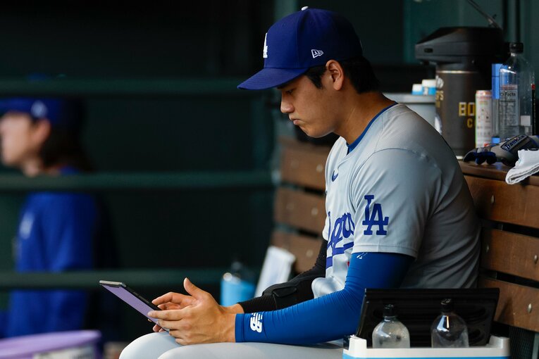 真剣な表情でタブレットを見つめる大谷翔平　©Getty Images