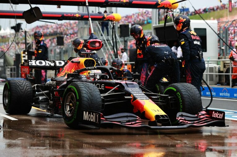 ハンガリーGPでスタート直後の多重クラッシュに巻き込まれたフェルスタッペンは、マシンにダメージを負いながらも9位入賞、2ポイントを獲得した ／ photograph by Getty Images