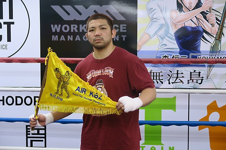 7月22日の試合に向けて調整を続ける渡慶次幸平。骨折を繰り返した右拳の握力は一桁ぐらいしかないという ／ photograph by Tetsuya Urabe