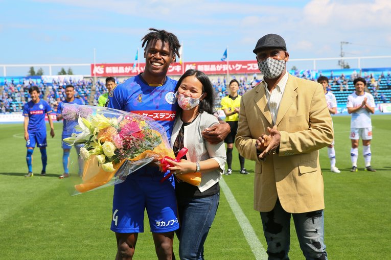 父と母にフィリピン代表選出を祝福され、笑顔を見せるタビナス　©︎J.LEAGUE