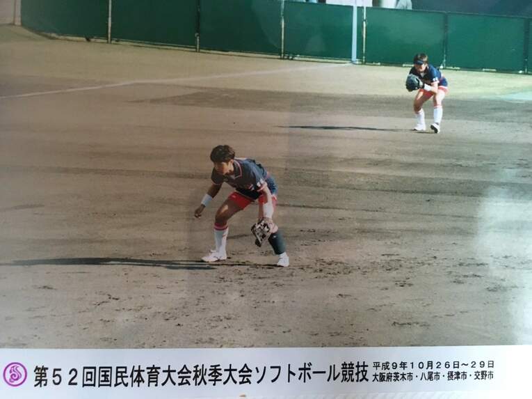 ソフトボール選手時代の藤岡奈穂子（本人提供）