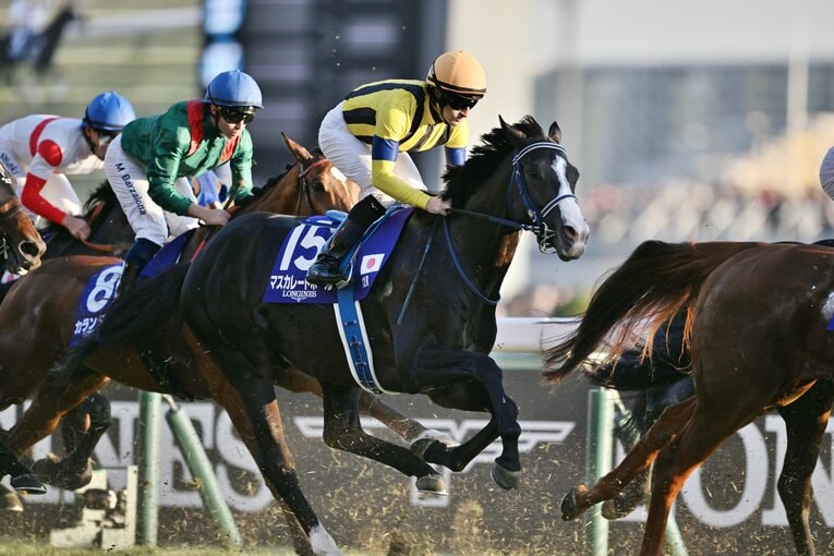 スタート後、中団につけるマスカレードボールとカランダガン　©Keiji Ishikawa