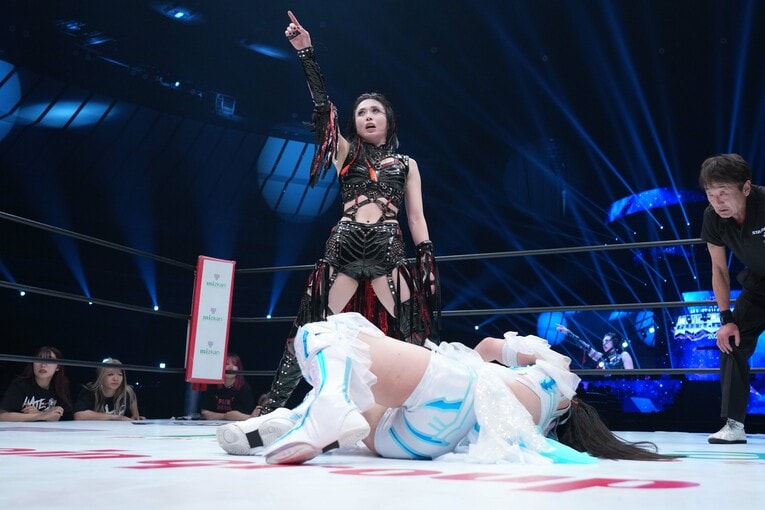 フィニッシュへのポーズでアピールする上谷沙弥　©Essei Hara