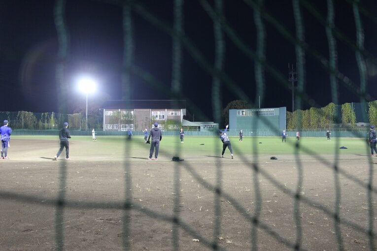 しっかりとしたナイター設備の中で練習する部員たち　©NumberWeb