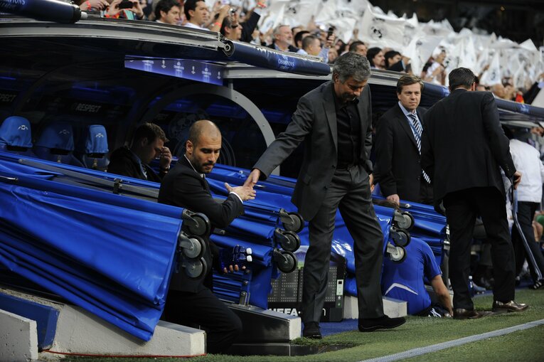 ペップ監督と“目を合わさず握手”（全3枚中の2枚目）　©Takuya Sugiyama