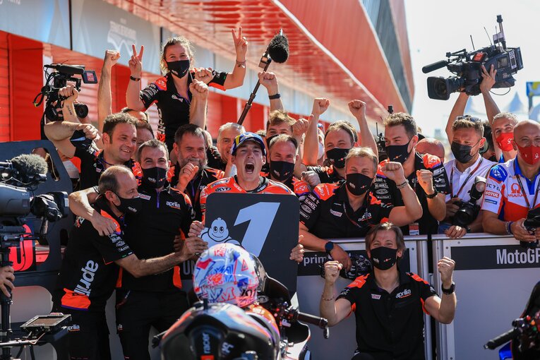 スタッフとともに優勝を喜ぶアレイシ・エスパルガロ　photograph by Satoshi Endo