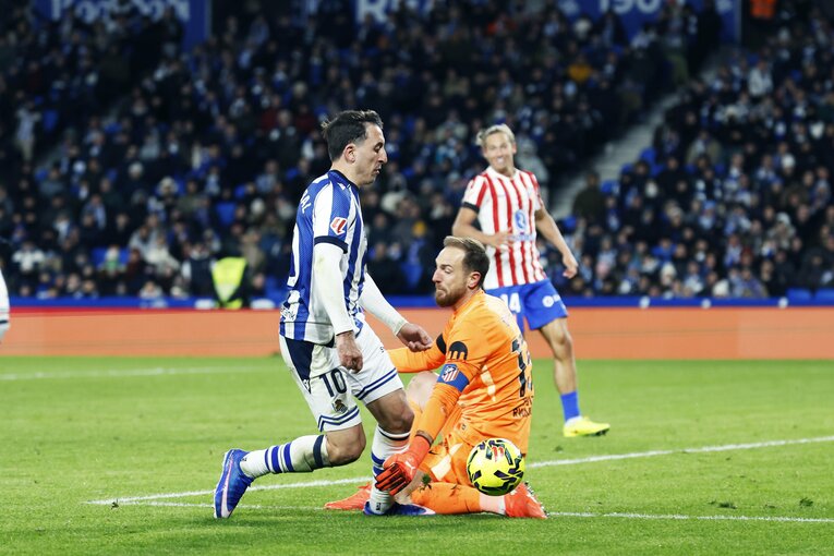 久保のアウトサイドパスに反応したオヤルサバル。GKの手が足を払ったようにも見えるが、PKの笛はならず　©Daisuke Nakashima