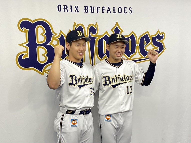 球宴ファン投票で最多票となった吉田正尚（左）とともに抱負を語った宮城大弥　©︎ORIX BUFFALOES