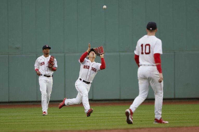 コーラ監督は「十分」と評価する吉田正尚の守備（写真は現地23日ホワイトソックス戦、風に流されるボールをキャッチ）©︎Getty Images