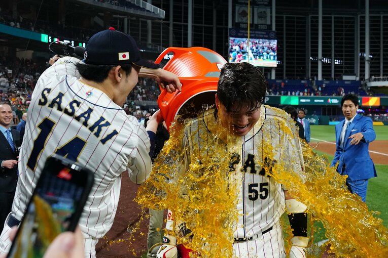 先発佐々木朗希は先輩・村上宗隆に黄色いジュースをぶっかけ　©Getty Images