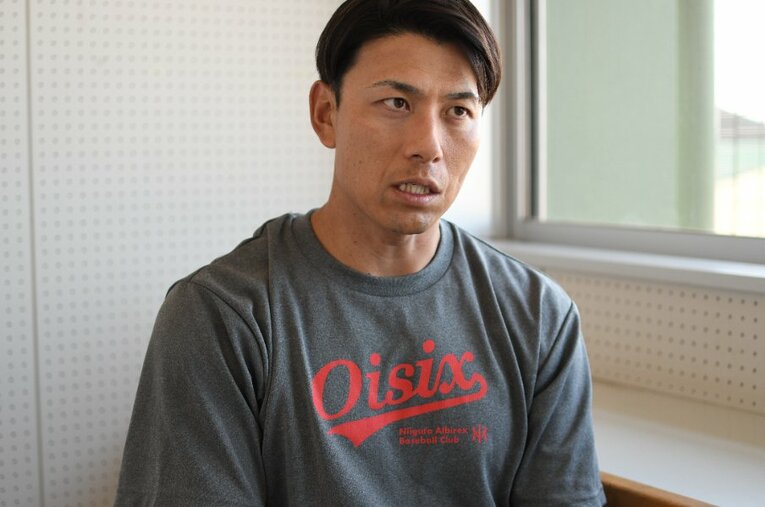 現在はオイシックス新潟でコーチを務める元阪神の伊藤隼太 ／ photograph by NumberWeb