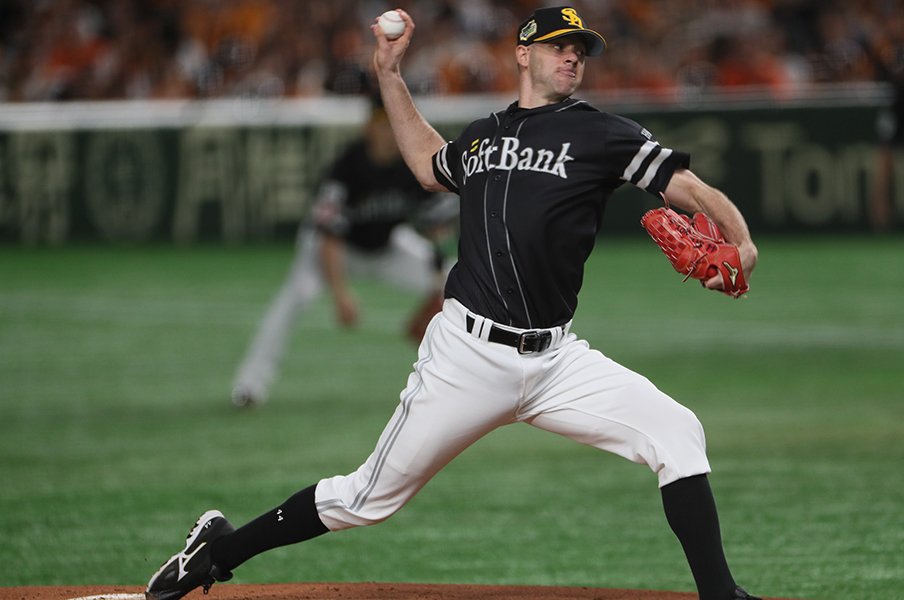 全てナックルカーブや内角の“残像”。巨人に3連勝、ホークスの特殊配球。<Number Web> photograph by Naoya Sanuki