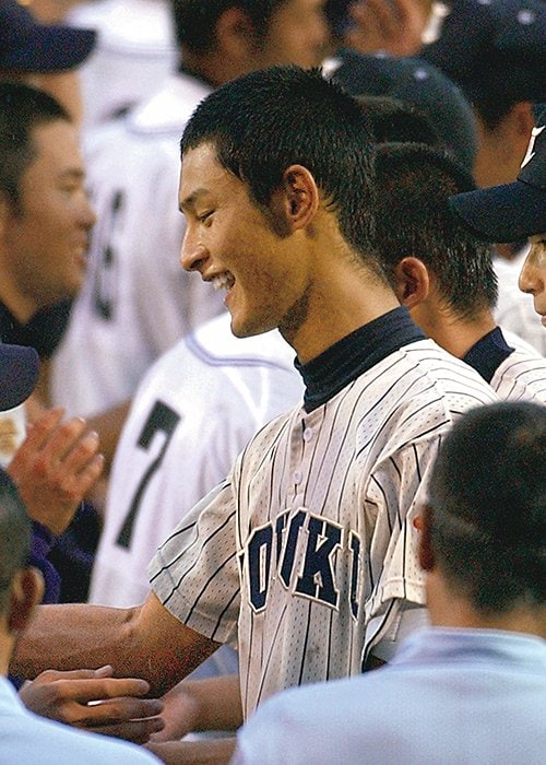 試合後の両チーム整列時、ダルビッシュは白熱の投手戦を繰り広げた千葉経大付のエース松本と抱き合い、笑顔で健闘を称え合った