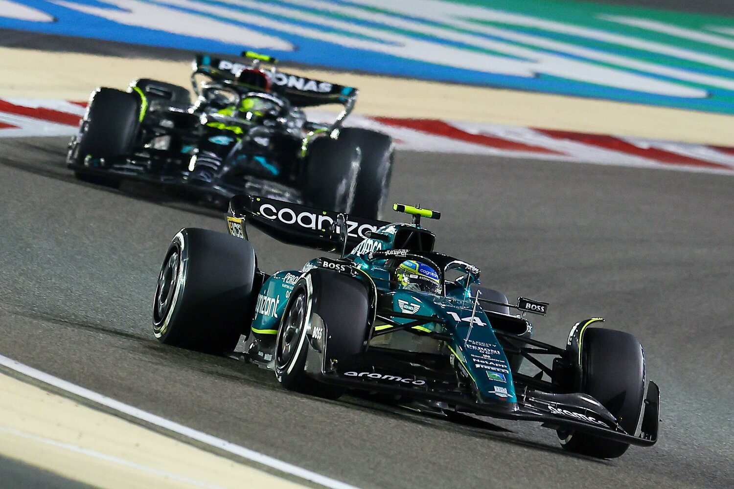 前を行くアロンソとハミルトン。チャンピオン経験者同士によるクリーンで刺激的なバトルは、間違いなくバーレーンGP最大の見せ場だった　©Getty Images