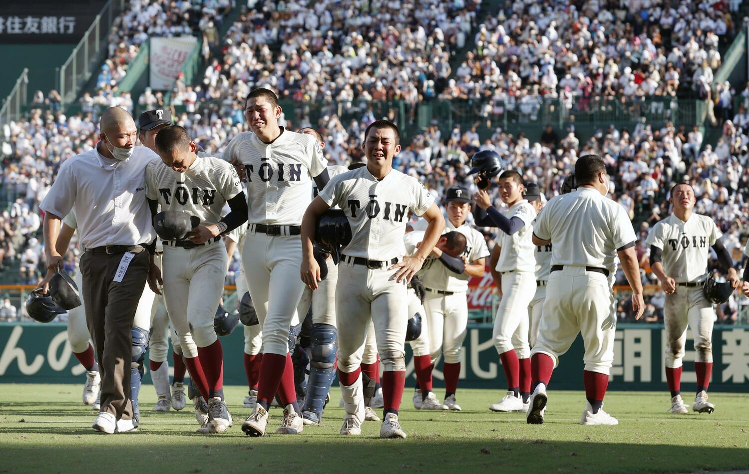 アルプス席への挨拶を終え、引き揚げるナイン　©KYODO