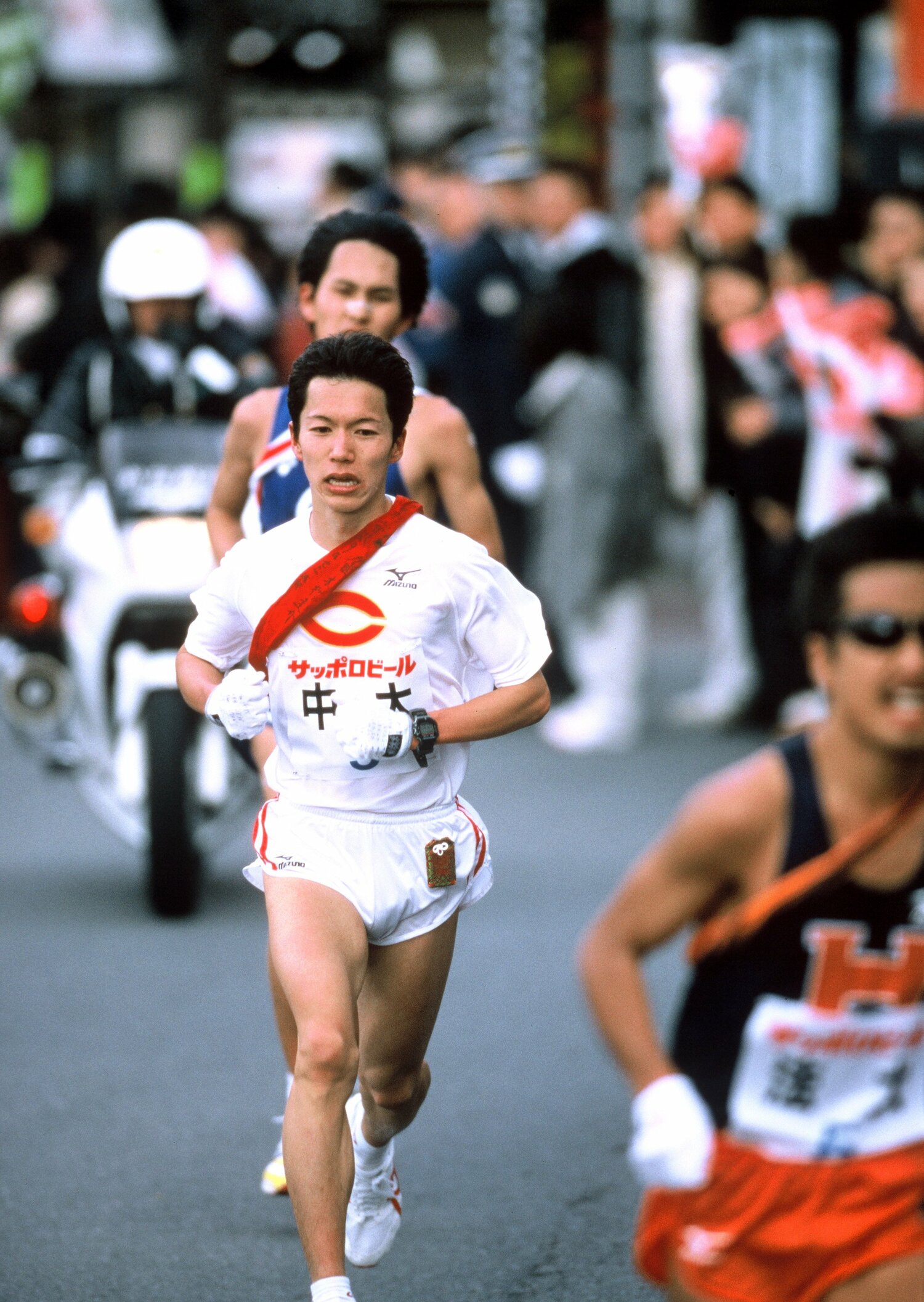 2001年の箱根駅伝、5区を走る中大2年時の藤原監督。箱根では1年時に5区で区間賞、4年時に2区で区間賞を獲得している　©BUNGEISHUNJU