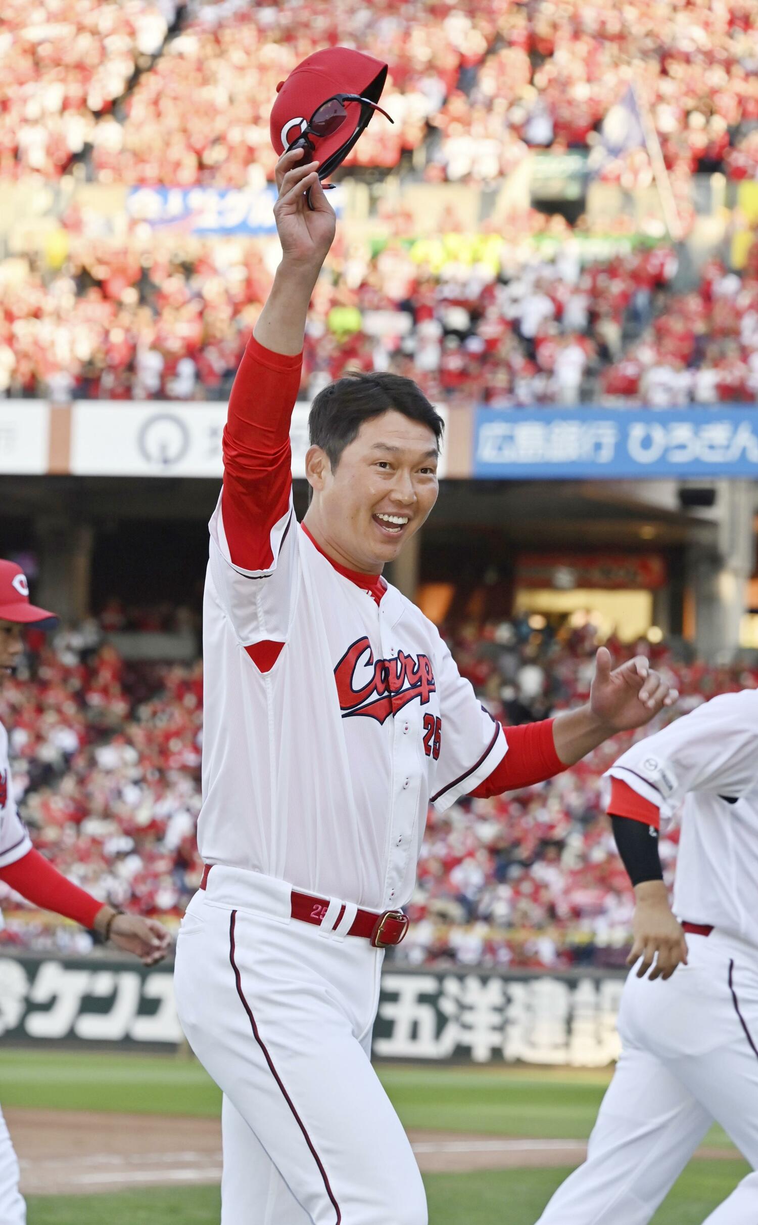 2連勝でCSファイナル進出を決め、笑顔でマツダスタジアムのファンに手をあげる新井監督　©︎KYODO