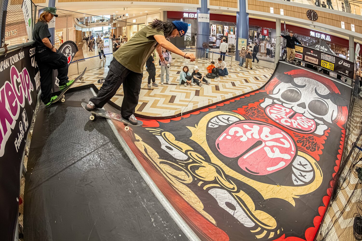 今年4月、大阪で行われた小学生のコンテスト「Flake Cup」に男子パーク代表の永原悠路とともに訪れた四十住　©Yoshio Yoshida 