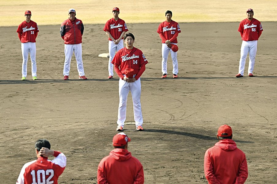 引退した広島・庄司隼人との再会。フロント入りしても野球の虫は健在。＜Number Web＞ photograph by Kyodo News