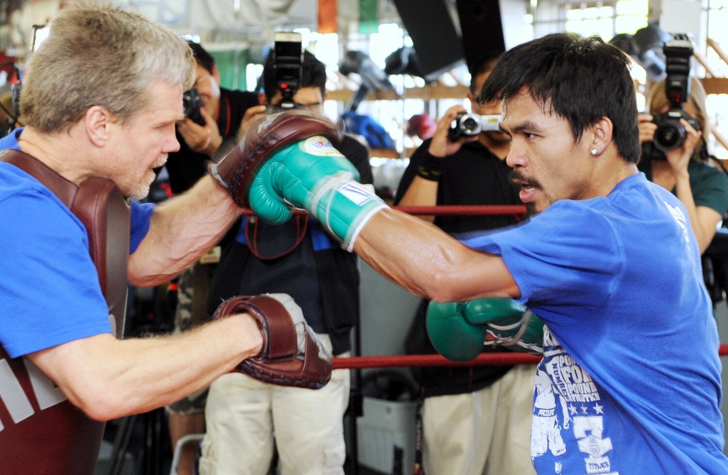 フレディ・ローチの構えるミットにパンチを打ち込むパッキャオ